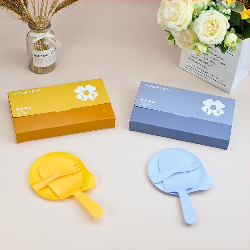 Jednokratni set posuđa za rođendan: nož, vilica, tanjur, kapljica svijeće i rođendanska kapa – pet u jednome u poklon kutiji; plastika sigurna za hranu; prilagodljivo