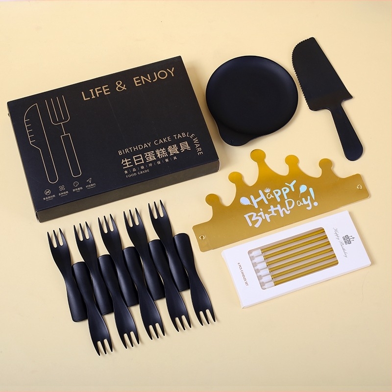 Jednokratni set posuđa za rođendan – okrugle tanjure, nož i vilica, plastika sigurna za hranu, u kutiji