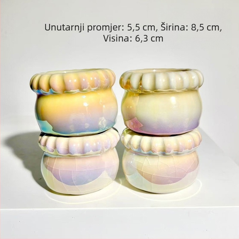 Keramička posuda za sukulente s elektroplatiranim završetkom, pogodna za stolnu i podnu uporabu; materijal keramika; izrada: pečenje u pećnici i elektroplating; pogodno za ured i kućnu vrtlarenje.