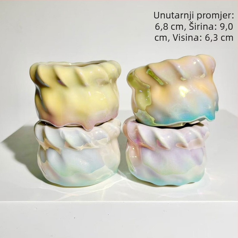 Keramička posuda za sukulente s elektroplatiranim završetkom, pogodna za stolnu i podnu uporabu; materijal keramika; izrada: pečenje u pećnici i elektroplating; pogodno za ured i kućnu vrtlarenje.