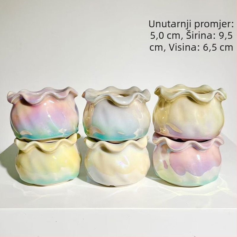 Keramička posuda za sukulente s elektroplatiranim završetkom, pogodna za stolnu i podnu uporabu; materijal keramika; izrada: pečenje u pećnici i elektroplating; pogodno za ured i kućnu vrtlarenje.