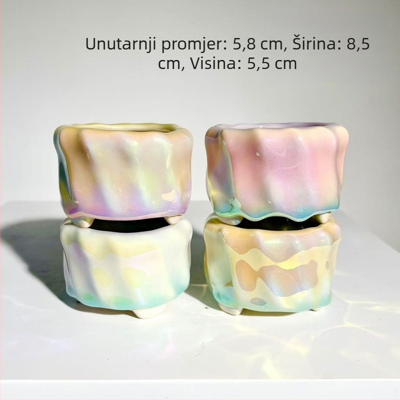 Keramička posuda za sukulente s elektroplatiranim završetkom, pogodna za stolnu i podnu uporabu; materijal keramika; izrada: pečenje u pećnici i elektroplating; pogodno za ured i kućnu vrtlarenje.