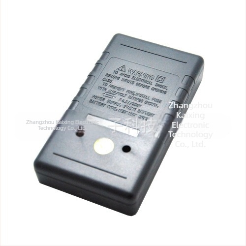 DT830B Crni digitalni multimetar i voltmetar