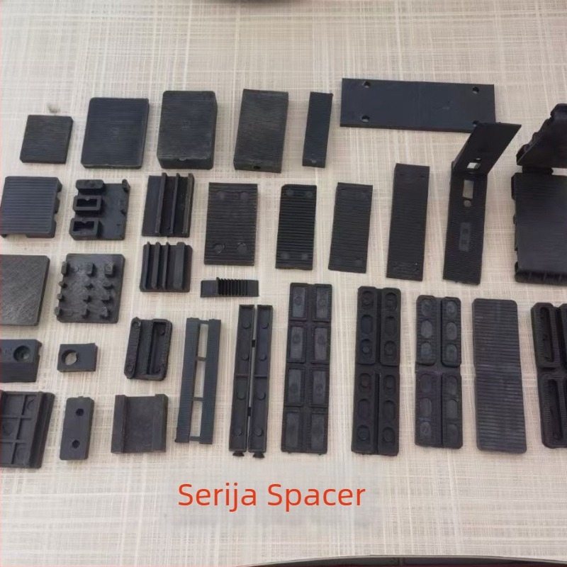 Pribor za vrata i prozore: plastični ekspanzijski čavli i vijke, kutni nosači, jastučići za staklo, blokovi i brtvila za montažu aluminijskog okvira s toplinskim mostom