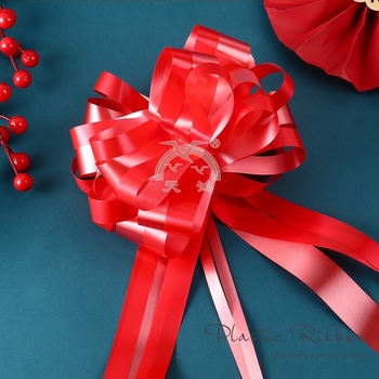 Plastična dekoracija od cvijeća u sferi – rekvizit za uređenje prostora za vjenčanje