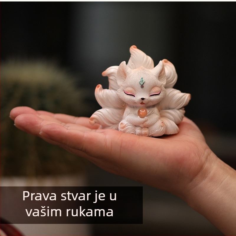 Smolasta lisica s devet repova — figurica za unutrašnjost automobila i dom — crtani stil. Materijal: smola; Kategorija: smoleni proizvodi; Pakiranje: kartonsko pakiranje