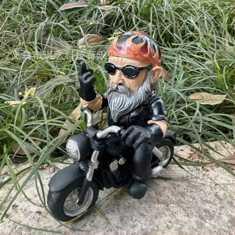 Zabavna minijaturna figurica patuljka na motociklu sa srednjim prstom, za vrt, dom i ured
