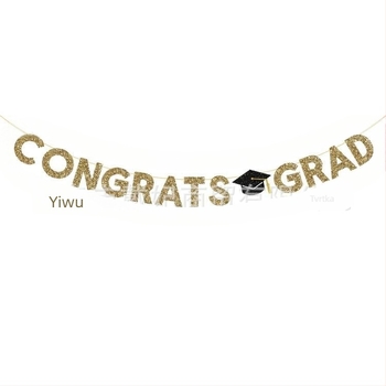 Zavjesa zastave za proslavu mature CONGRATS GRAD, sa svjetlucavim detaljima i motivom doktorskog šešira; Materijal: papir, vrpca; Kategorija: rekviziti za uređenje prostora; Primjereno za: dekoracije mature; Uzorak: bez uzorka