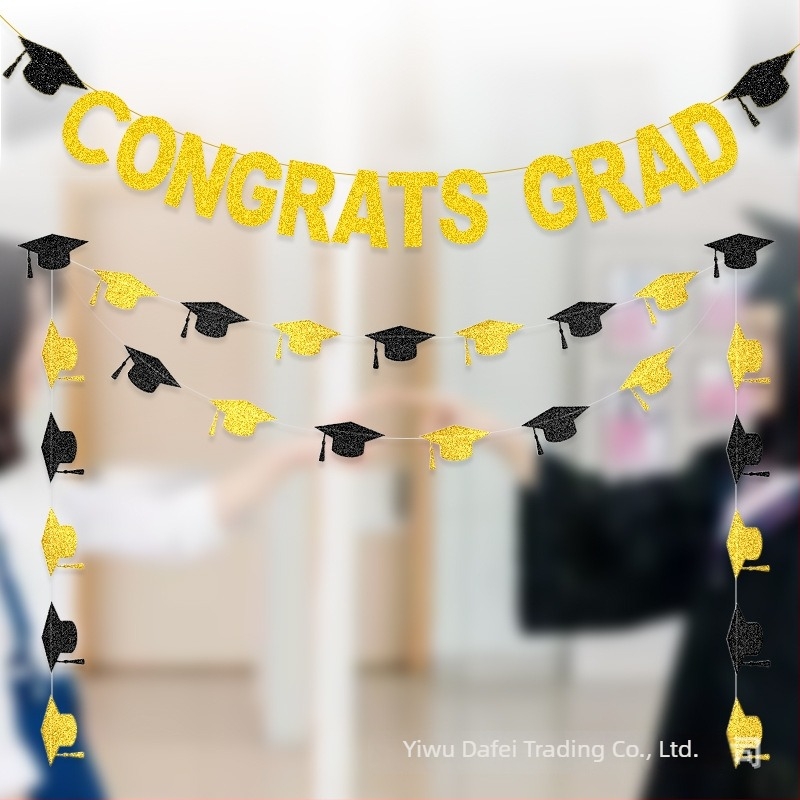 Zavjesa zastave za proslavu mature CONGRATS GRAD, sa svjetlucavim detaljima i motivom doktorskog šešira; Materijal: papir, vrpca; Kategorija: rekviziti za uređenje prostora; Primjereno za: dekoracije mature; Uzorak: bez uzorka