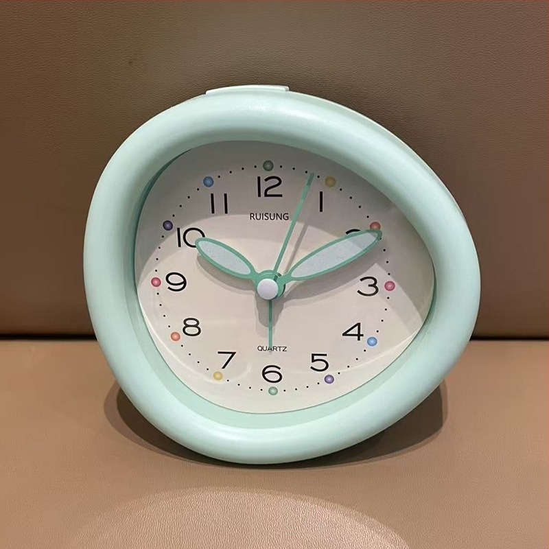 Stolni budilnik s glatkim pokretom sekunde, prikaz strelica i brojki, napajanjem suhim baterijama, korejski stil