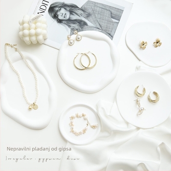 Gipsani tanjur u obliku oblaka s nepravilnim geometrijskim dizajnom, pogodan za fotografiranje proizvoda