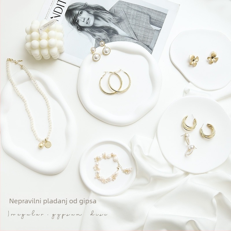 Gipsani tanjur u obliku oblaka s nepravilnim geometrijskim dizajnom, pogodan za fotografiranje proizvoda