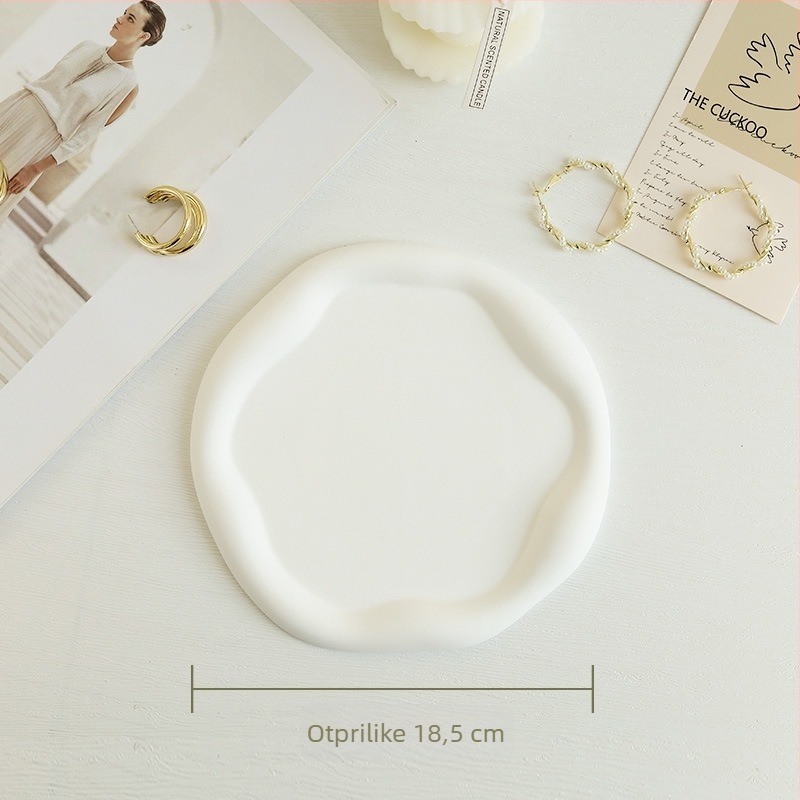 Gipsani tanjur u obliku oblaka s nepravilnim geometrijskim dizajnom, pogodan za fotografiranje proizvoda