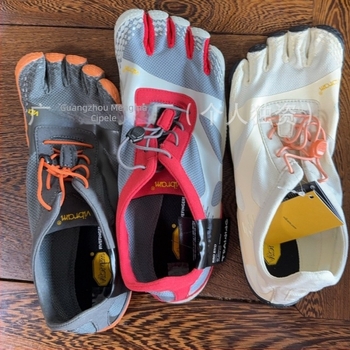 Cipele s pet prstiju za indoor fitness — prozračan gornji dio od mrežice, protuklizna potplat od prirodnog kaučuka, niski gornji dio, bos trening; idealno za jogu i pilates