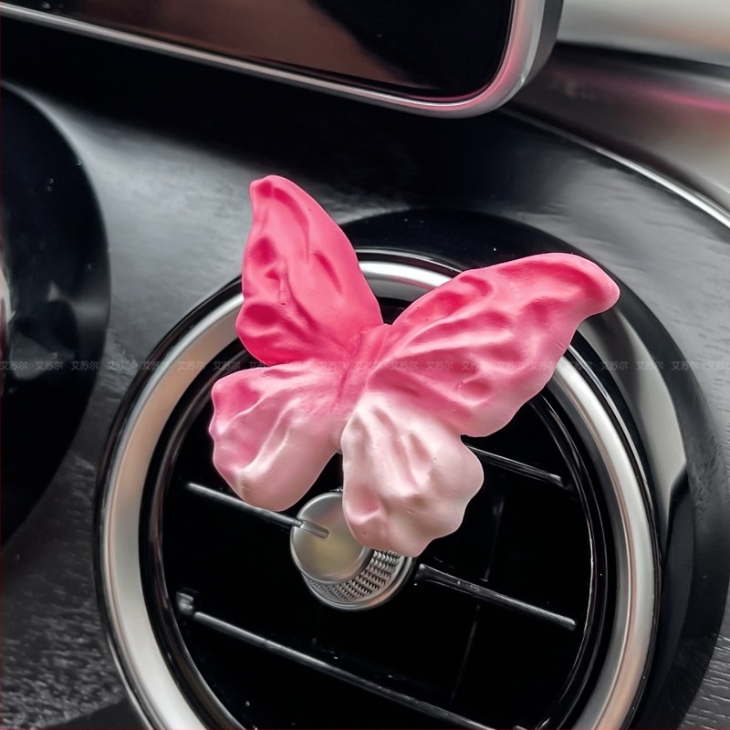 Auto difuzor kamen s cvjetnim dizajnom; miris musk i ylang-ylang; neto sadržaj 5–10 ml; postavljanje klipom na izlaz zraka; vrijeme isparavanja 1–15 dana