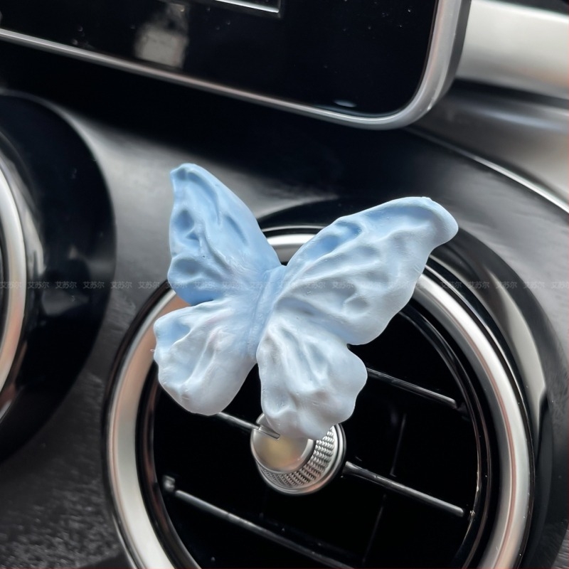 Auto difuzor kamen s cvjetnim dizajnom; miris musk i ylang-ylang; neto sadržaj 5–10 ml; postavljanje klipom na izlaz zraka; vrijeme isparavanja 1–15 dana