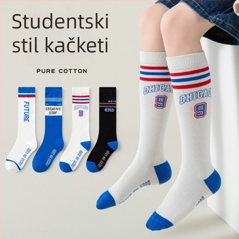 Dječje sportske čarape srednje duljine od pamuka, s uzorkom slova, upijaju znoj i deodoriraju za dječake