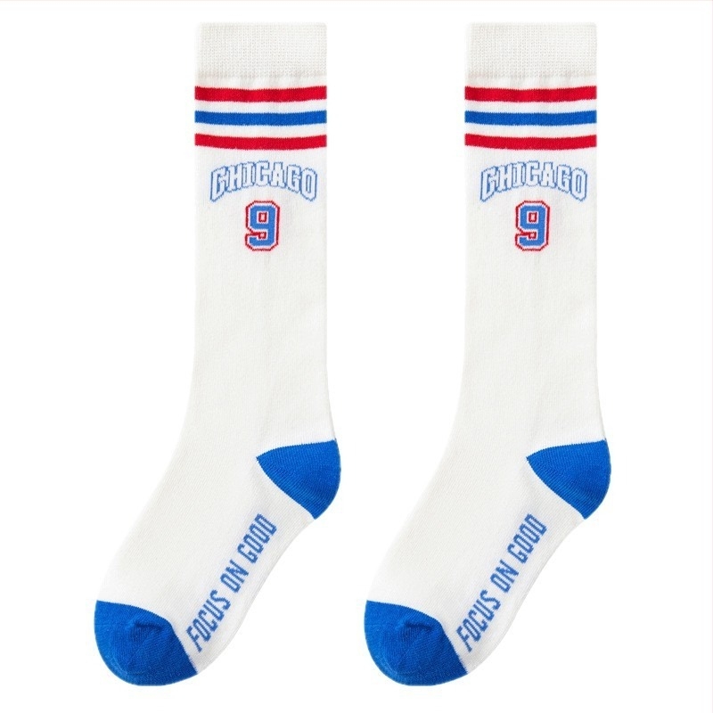 Dječje sportske čarape srednje duljine od pamuka, s uzorkom slova, upijaju znoj i deodoriraju za dječake