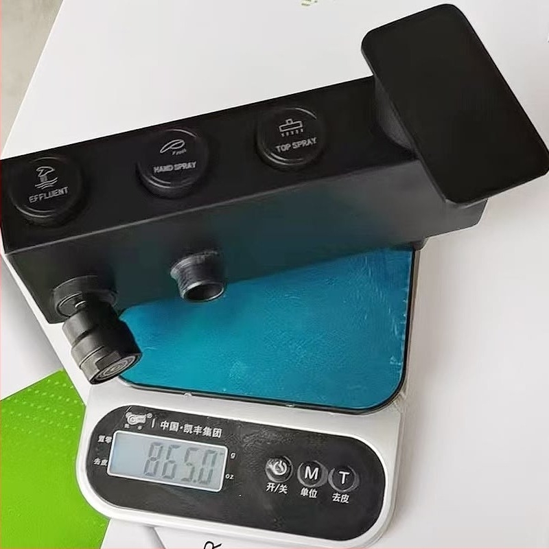 Tuš set od bakra, kišna funkcija, ugradbeni tip, okrugla tuš glava, model Black Button Third Gear