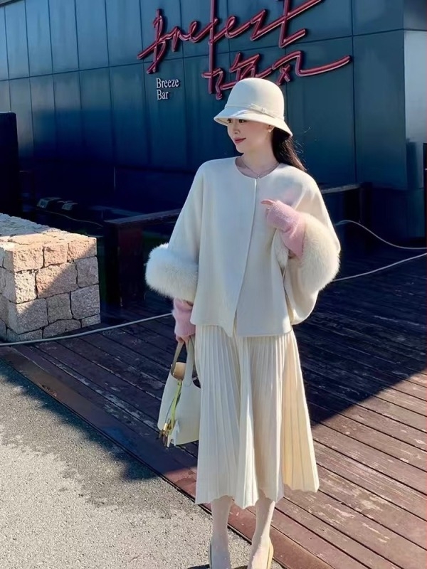 Ženski vuneni kaput s lisčjim krznom – dvostrani, opuštenog kroja, duljina 50–65 cm, okrugli ovratnik