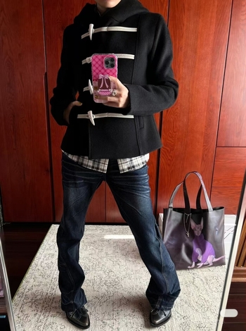 Ženski vuneni kaput s kapuljačom, patchwork detalji, kopča od roga, debeli materijal, široki kroj, srednja duljina