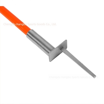 Nogometna oprema za trening: čelični opružni kolčići za tlo, stupovi za kutne zastavice i umetci zastavica