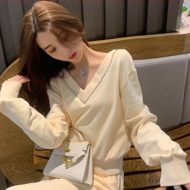 Ženski dvodijelni sportski komplet: majica s V izrezom i uskim krojem, dugi rukavi; široke hlače 3/4 duljine; Mercerizirana mješavina Spandex, proljeće 2025