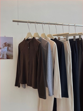 Dva dijela sportski komplet s kardiganom — jednobojni, polyester-spandeks smjesa, dugi rukavi, minimalistički stil, jesen 2025.