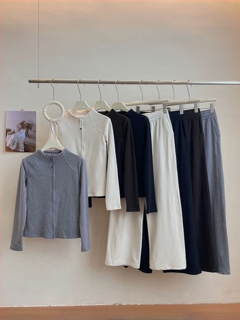 Dva dijela sportski komplet s kardiganom — jednobojni, polyester-spandeks smjesa, dugi rukavi, minimalistički stil, jesen 2025.