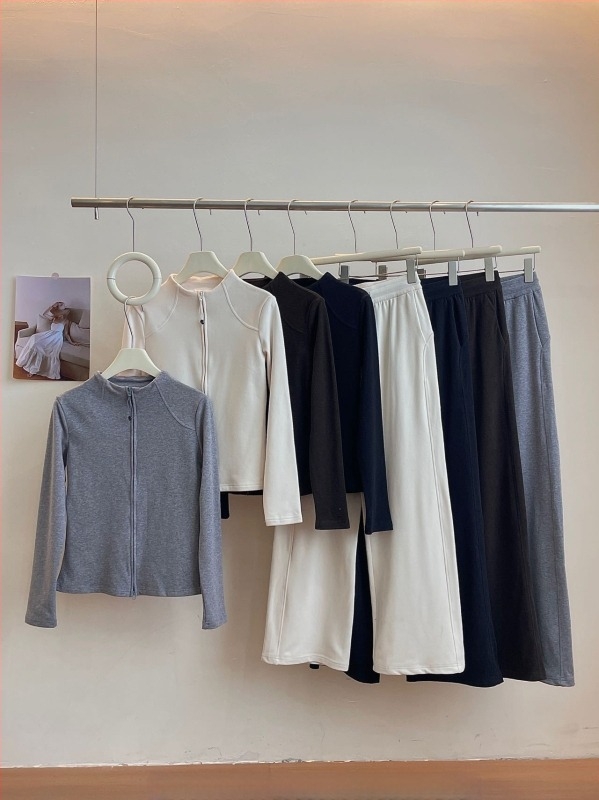 Dva dijela sportski komplet s kardiganom — jednobojni, polyester-spandeks smjesa, dugi rukavi, minimalistički stil, jesen 2025.