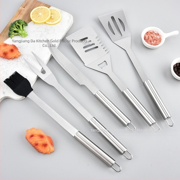 Set alata za roštilj od nehrđajućeg čelika s drvenom ručkom — nož, hvataljka, četka, vilica, lopatica; moderni minimalistički stil