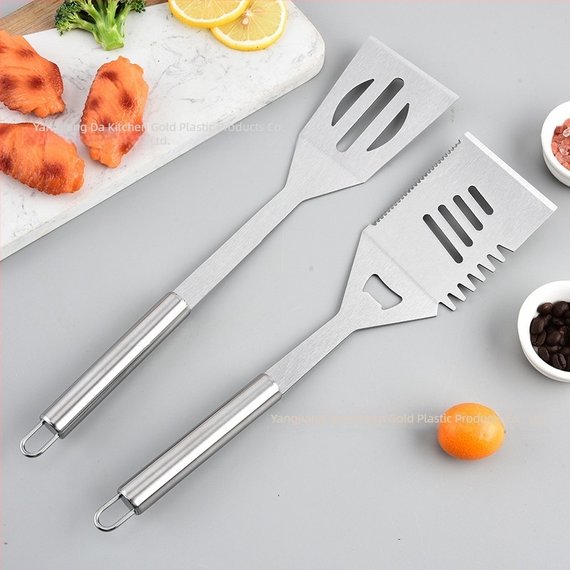 Set alata za roštilj od nehrđajućeg čelika s drvenom ručkom — nož, hvataljka, četka, vilica, lopatica; moderni minimalistički stil