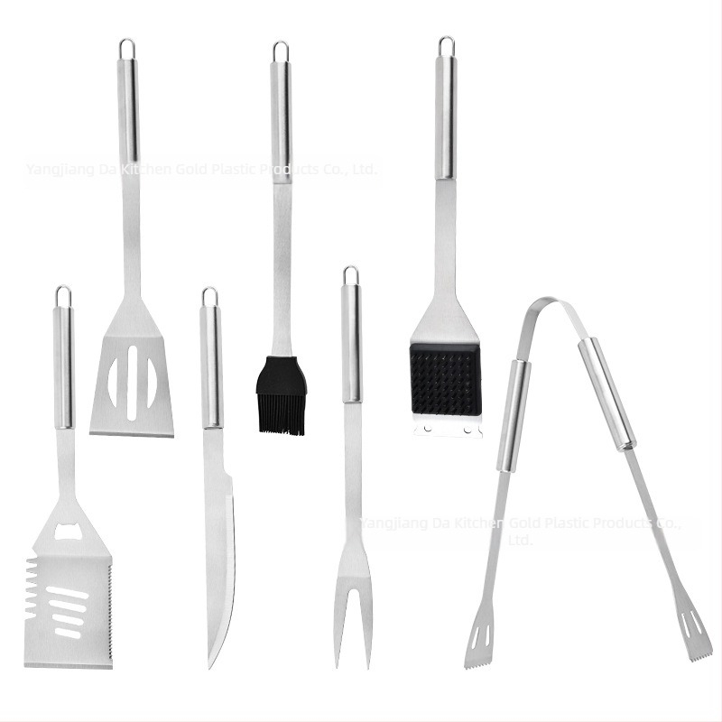 Set alata za roštilj od nehrđajućeg čelika s drvenom ručkom — nož, hvataljka, četka, vilica, lopatica; moderni minimalistički stil