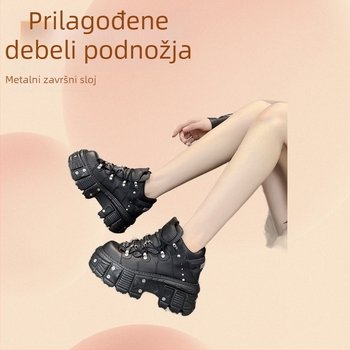 Platforme cipele, punk stil sa metalnim čavlima, gornji dio od kože goveđe split, visina potpetice 6–8 cm, zatvaranje na vezanje