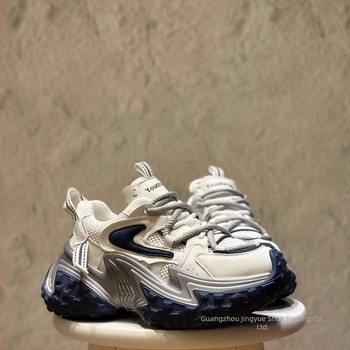 Ženske tenisice stila dad shoes s debelom potplatom, šnurno zatvaranje (Vanjski dio: umjetna koža + platno; Potplata: guma; Uložak: PU; Zatvaranje: šnure)