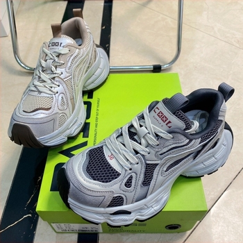 Cipele oblika T s mačjim petama, visina pete 0–1 cm, otvor iznad 11 cm, unisex