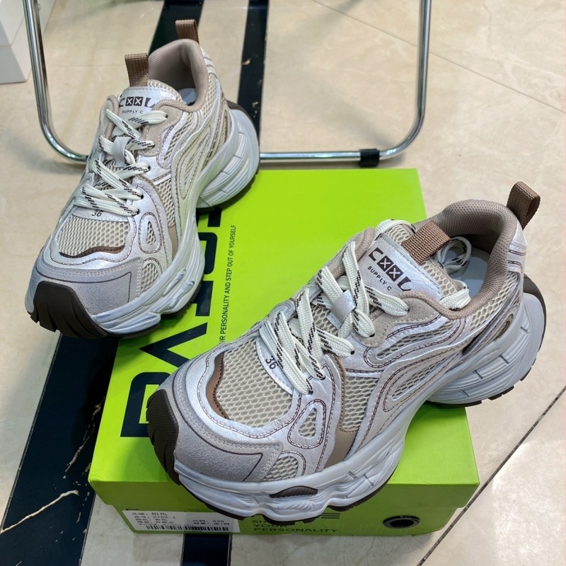 Cipele oblika T s mačjim petama, visina pete 0–1 cm, otvor iznad 11 cm, unisex