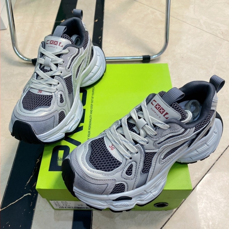 Cipele oblika T s mačjim petama, visina pete 0–1 cm, otvor iznad 11 cm, unisex