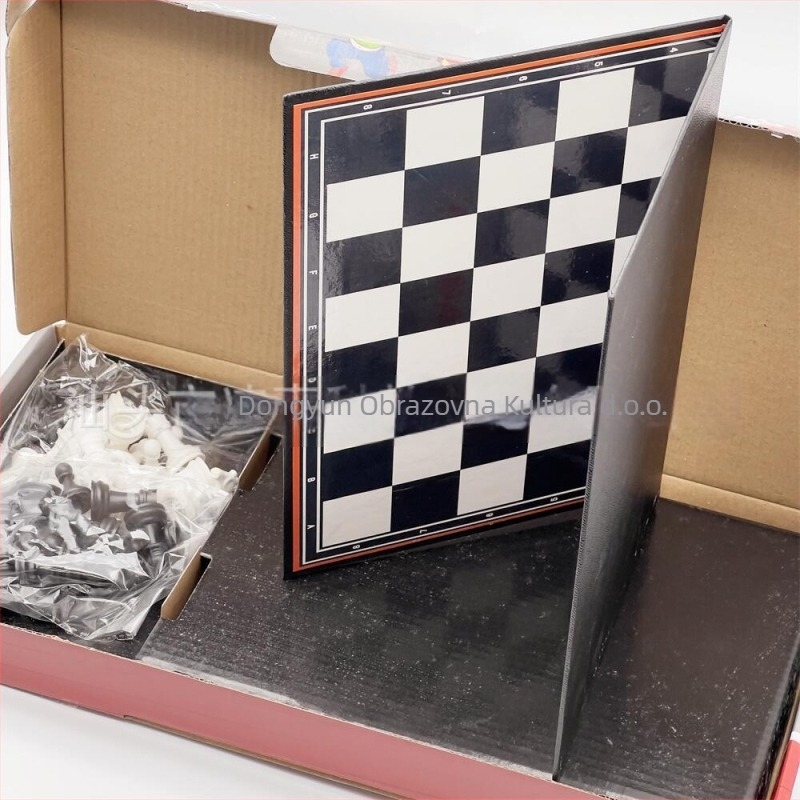 Sklopiva višestruka ploča za šah, Snakes and Ladders i Ludo — karton-plastika konstrukcija; pogodna za uzrast 4–35 godina.