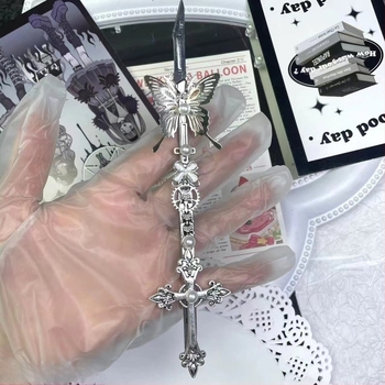 Ručno izrađeni kunai nož s motivom srebrne leptire i gotičkim masivnim završnim dizajnom (Brend: Other; Model: Passing; Uvoz: Ne; Poklon: Ne)