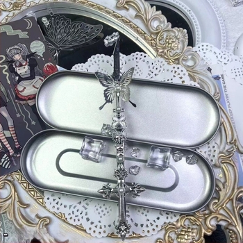 Ručno izrađeni kunai nož s motivom srebrne leptire i gotičkim masivnim završnim dizajnom (Brend: Other; Model: Passing; Uvoz: Ne; Poklon: Ne)