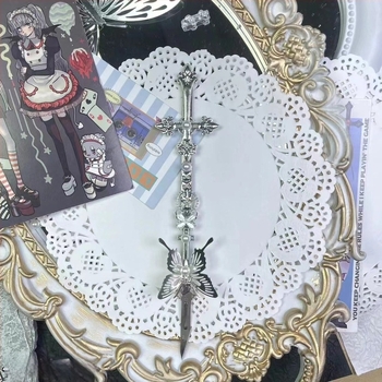 Ručno izrađeni kunai nož s motivom srebrne leptire i gotičkim masivnim završnim dizajnom (Brend: Other; Model: Passing; Uvoz: Ne; Poklon: Ne)