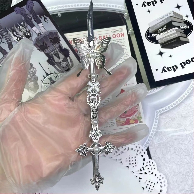 Ručno izrađeni kunai nož s motivom srebrne leptire i gotičkim masivnim završnim dizajnom (Brend: Other; Model: Passing; Uvoz: Ne; Poklon: Ne)