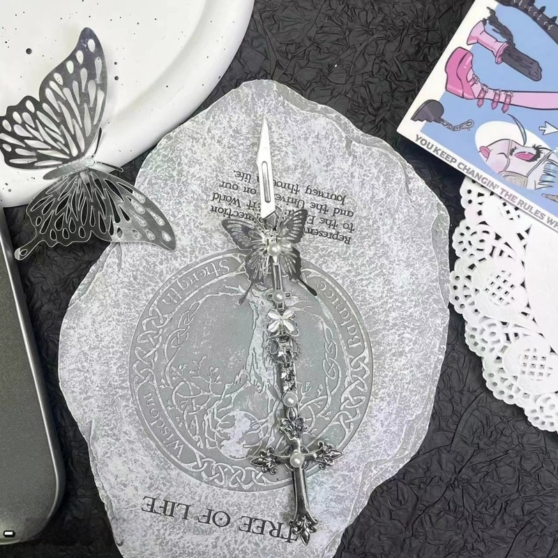 Ručno izrađeni kunai nož s motivom srebrne leptire i gotičkim masivnim završnim dizajnom (Brend: Other; Model: Passing; Uvoz: Ne; Poklon: Ne)