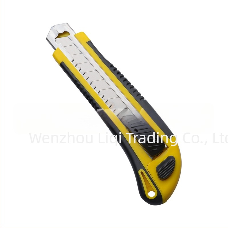 Uredsko rezno nož, sklopni, protuklizna gumena drška, metalni vodilnik oštrice, oštrica od 60# karbonske čelika, širina oštrice 18 mm, debljina 0,5 mm