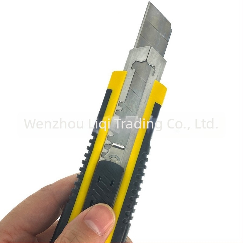 Uredsko rezno nož, sklopni, protuklizna gumena drška, metalni vodilnik oštrice, oštrica od 60# karbonske čelika, širina oštrice 18 mm, debljina 0,5 mm