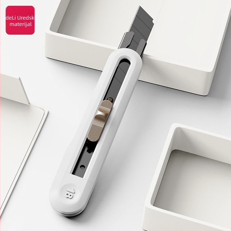 Univerzalni nož NS062 za otvaranje paketa i rezanje papira za umjetničke radove – Oštrica 18 mm, Marka Deli, Model NS062, Materijal: smola, Neto težina: 30 g