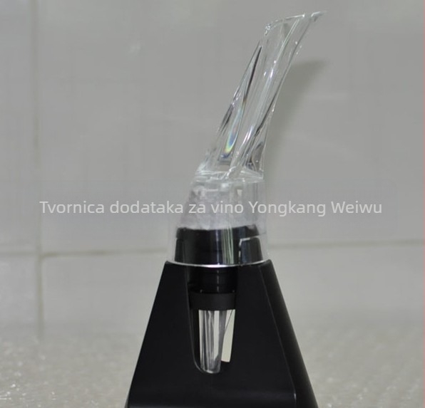 Plastična vinska karafa – brzi izljev, kapacitet 1-100ML, masa 0.15, jednostavan stil