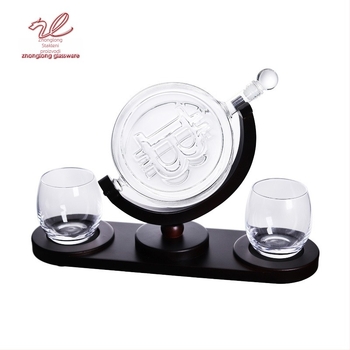 Okretni stakleni dekantor za vino s držačem čaša – 4-dijelni moderni vinski set (bočica vina, držač čaša, čaša)