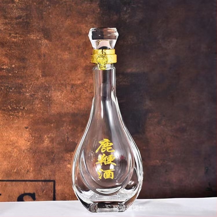 Staklena boca za piće, prozirna, zaobljena silueta; kapacitet 500 ml, težina 480 g; materijal: staklo; stil: kineski stil.